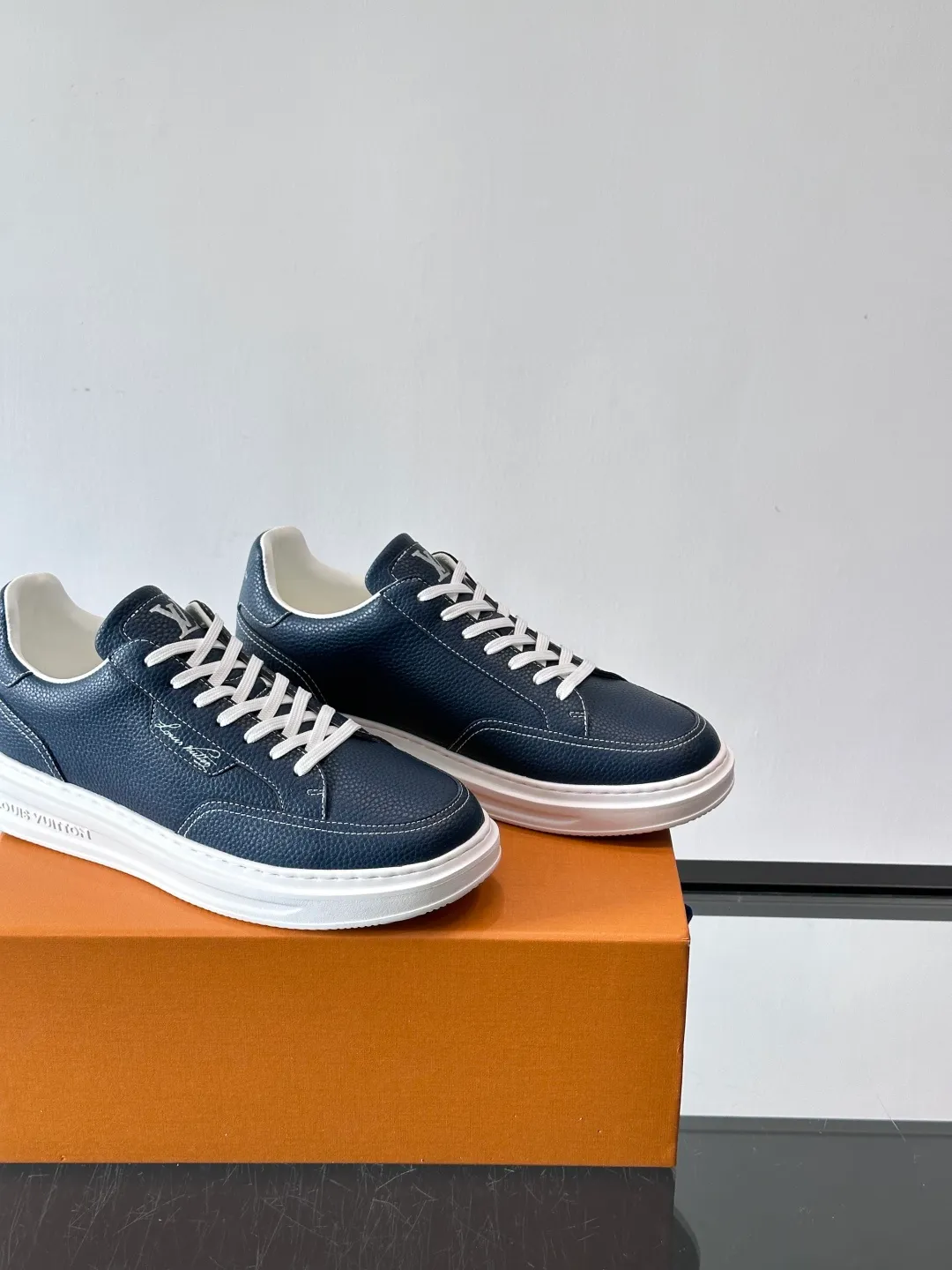 Men's men's shoes 💰p380 "＊OUIS ＊UITTO＊" casual sneakers, made of high-quality cowhide grain leather, with black laces, simple and high-end! LV Logo + classic Monogram lines on the side of the shoe, full of details✨. The rubber soles are wear-resistant and have strong traction, making them suitable for daily commuting and leisure. The shoe last fits the shape of the foot, making it comfortable to wear and not tiring after long walks. It is extremely versatile and can be easily worn with jeans or casual pants. It is a must-have item for men's fashion! 🖤 ​​size：38-44